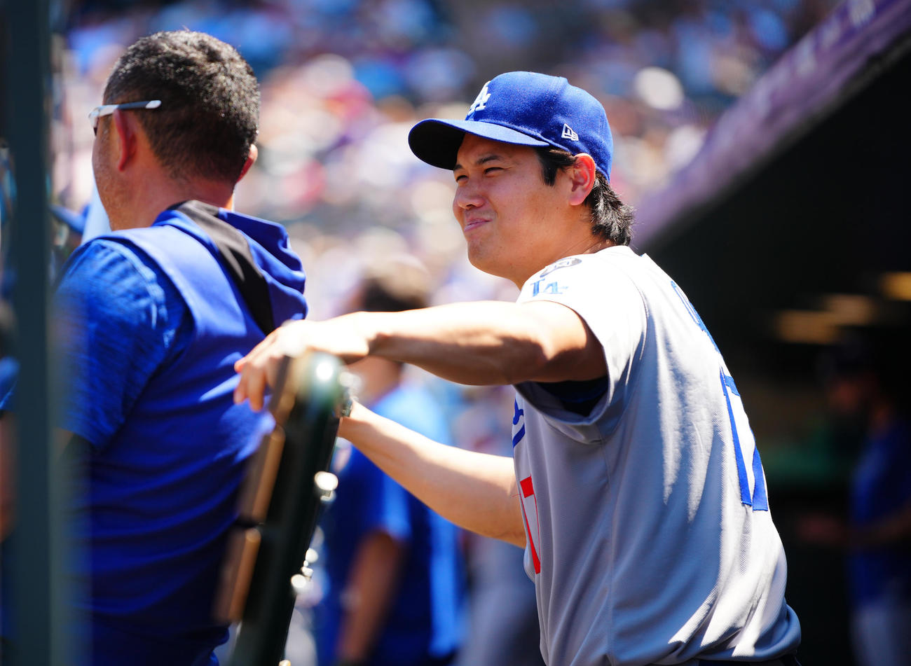 ベンチでスタッフにイタズラを仕掛ける大谷（撮影・垰建太）