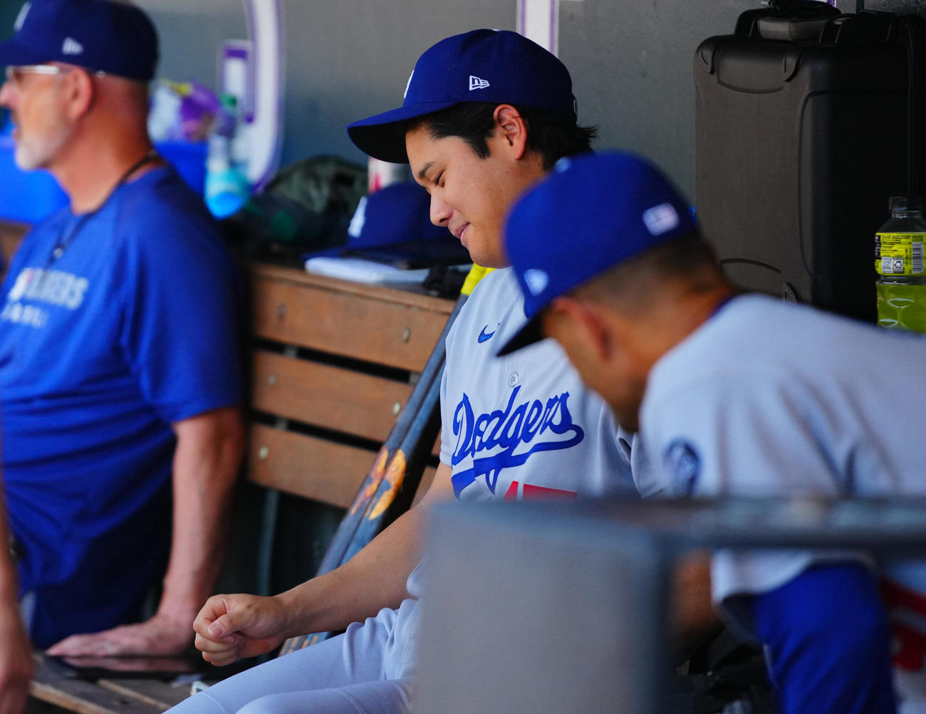 ロッキーズ対ドジャース　ベンチで前日の打球直撃の場面を再現するドジャース大谷（撮影・垰建太）