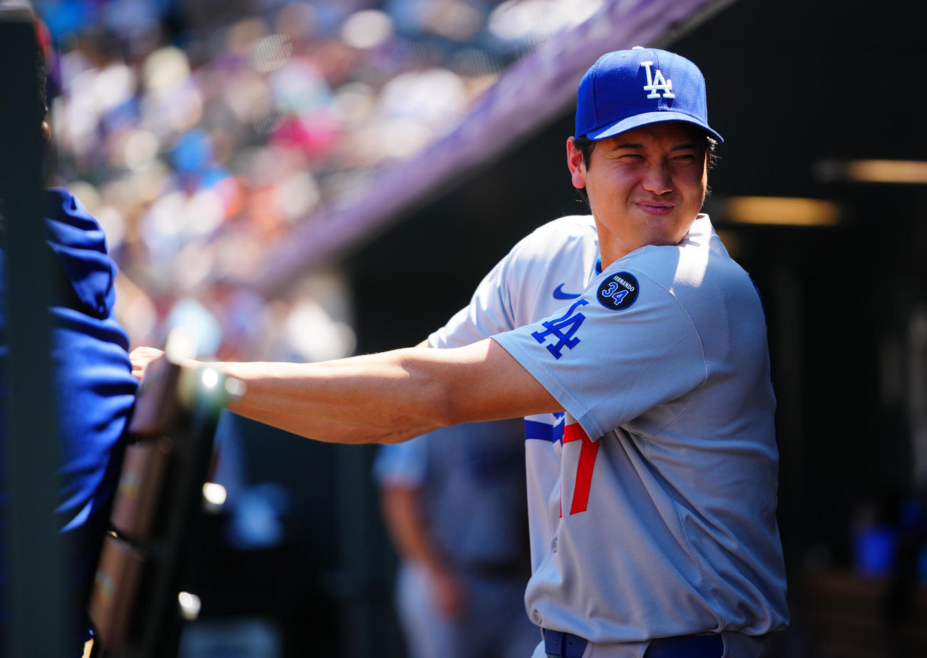 ロッキーズ対ドジャース　ベンチでスタッフにイタズラを仕掛け笑顔を見せるドジャース大谷（撮影・垰建太）