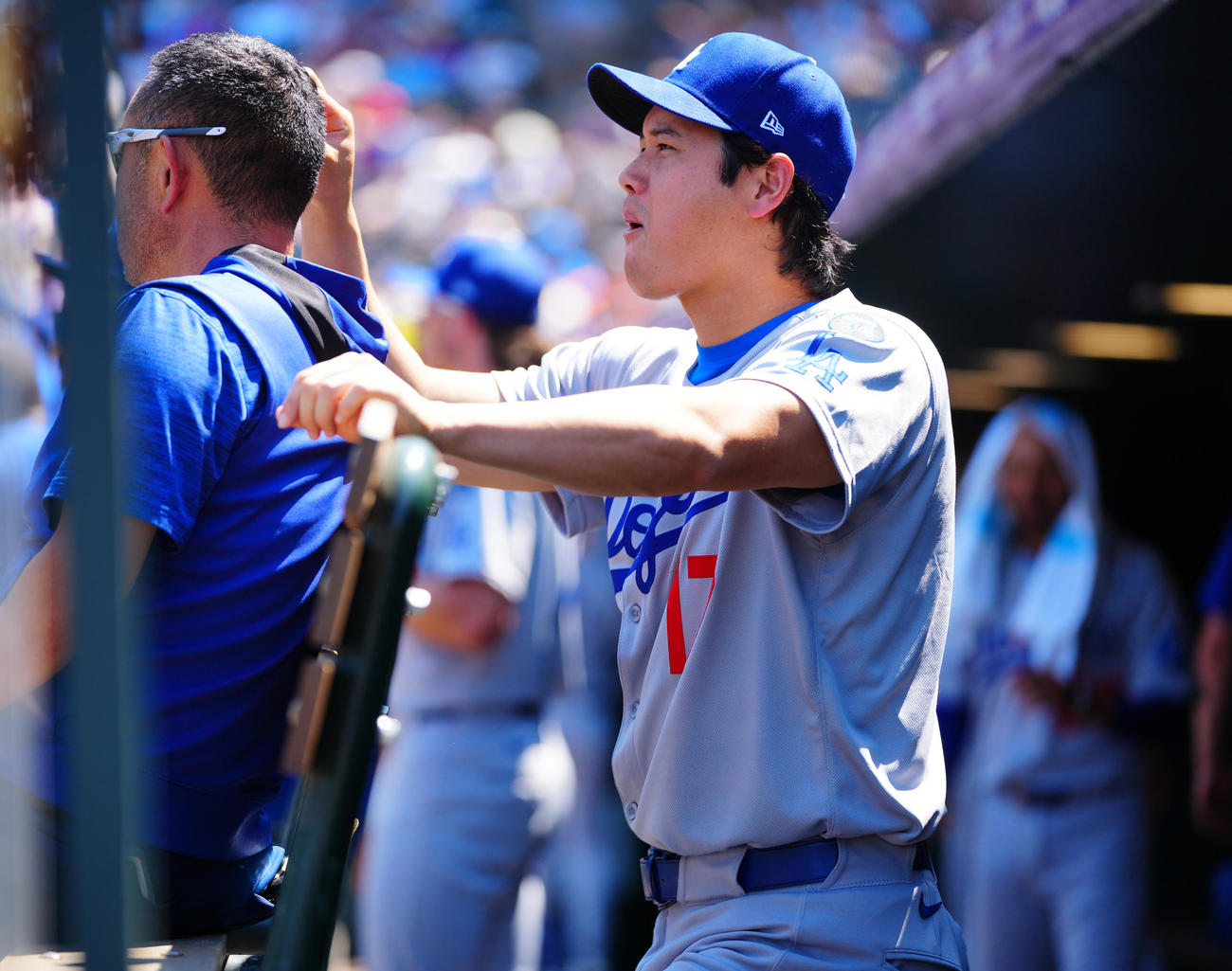 ロッキーズ対ドジャース　ベンチでスタッフにイタズラを仕掛けるドジャース大谷（撮影・垰建太）