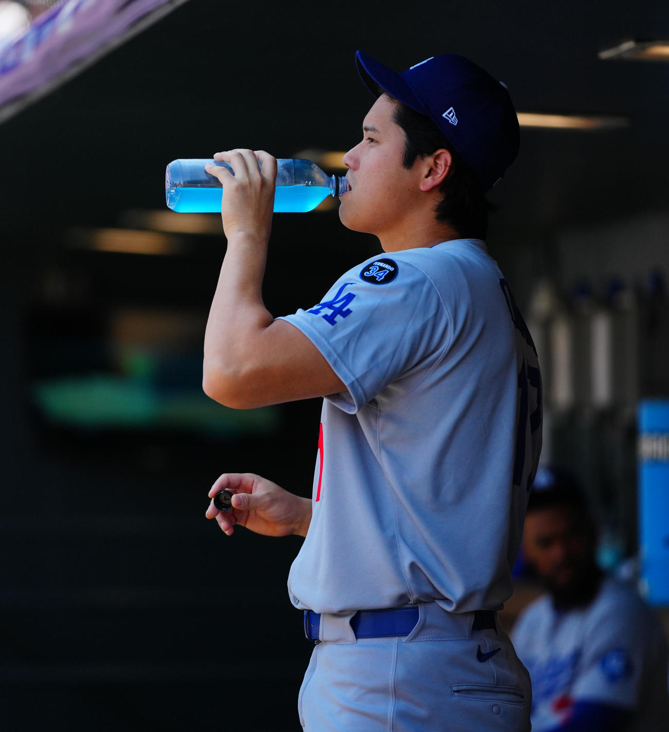 ロッキーズ対ドジャース　ベンチで水分補給するドジャース大谷（撮影・垰建太）