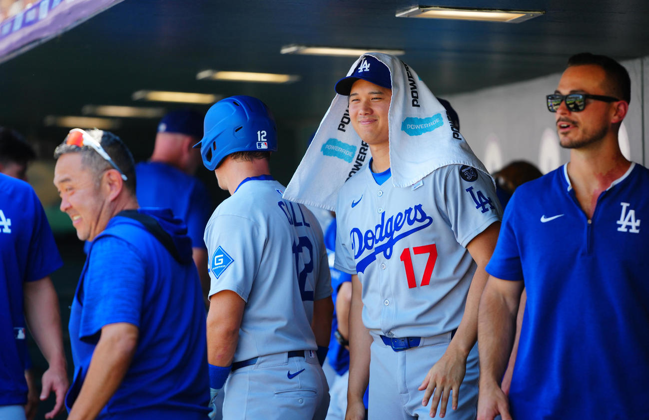 ロッキーズ対ドジャース　ベンチでタオルをかぶり戦況を見つめるドジャース大谷（撮影・垰建太）