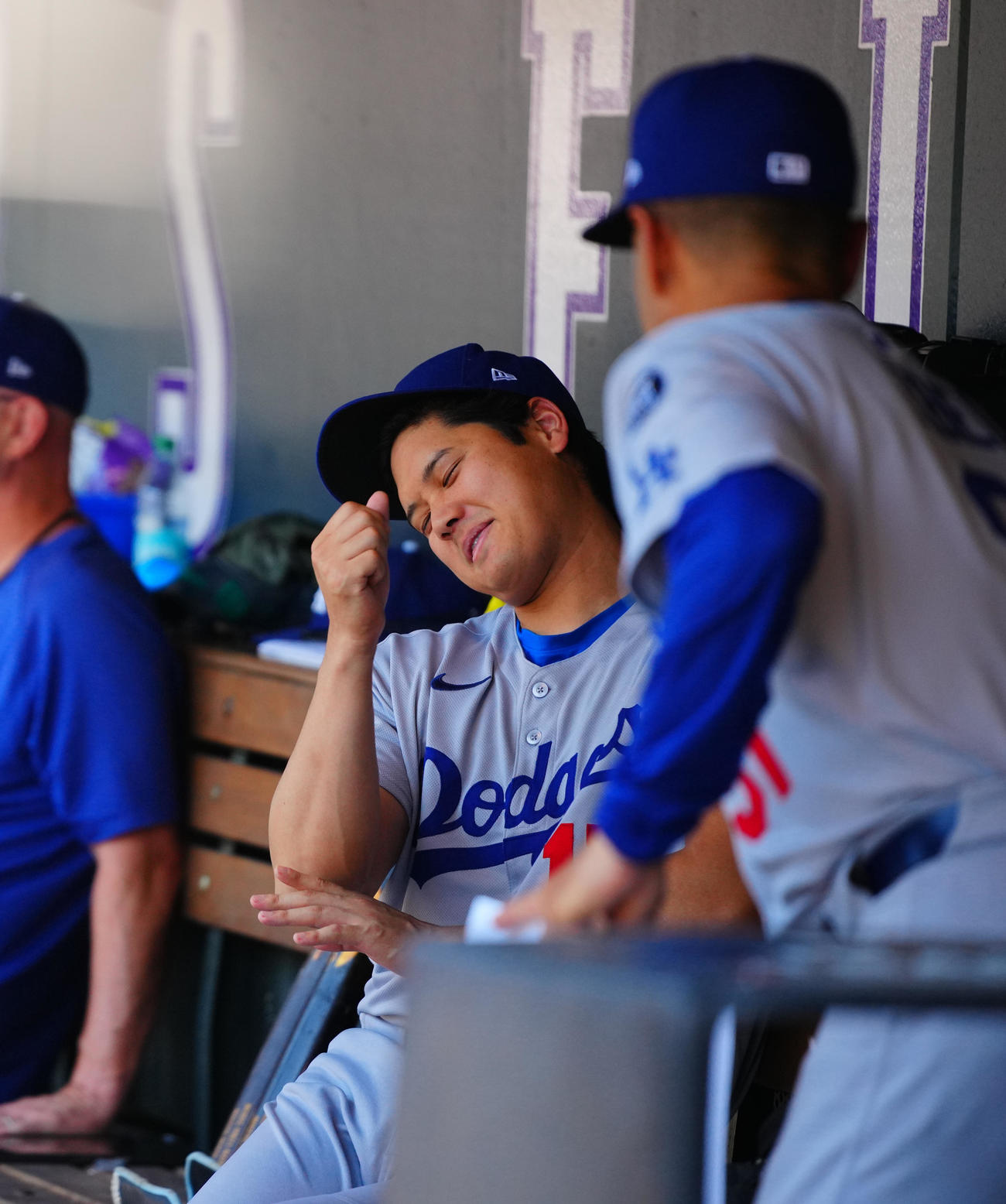 ロッキーズ対ドジャース　ベンチで前日の打球直撃の場面を再現するドジャース大谷（撮影・垰建太）
