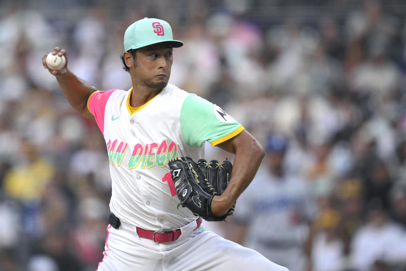 ドジャース戦で力投するパドレス・ダルビッシュ（AP）
