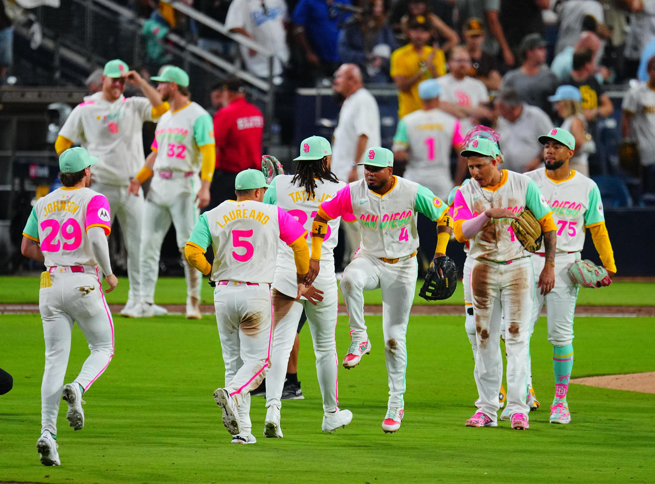 パドレス対ドジャース　ドジャースに勝利しタッチを交わすパドレスの選手たち（撮影・垰建太）