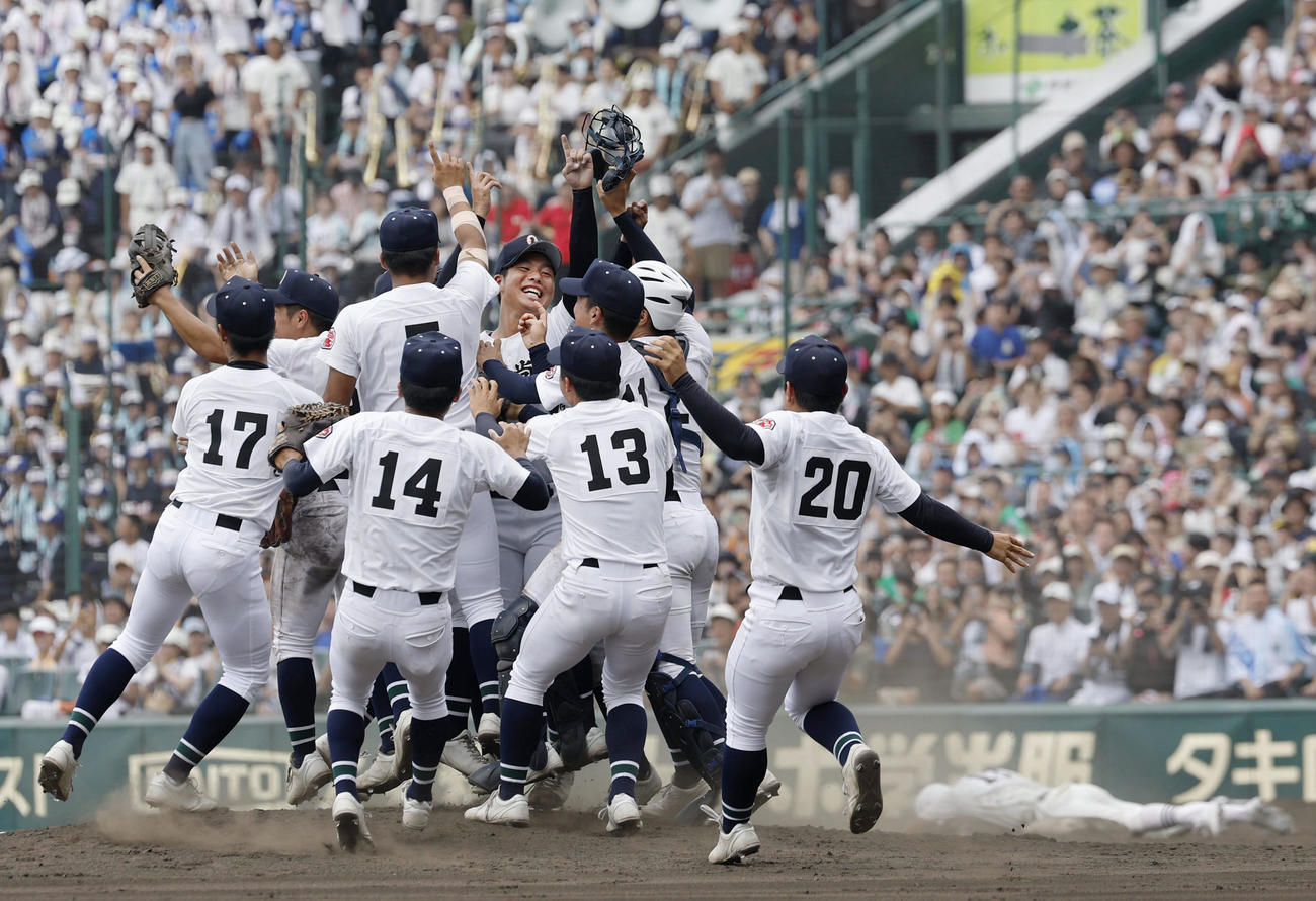 第107回全国高校野球選手権大会決勝で日大三を破り、初優勝を果たして喜ぶ沖縄尚学ナイン（共同）