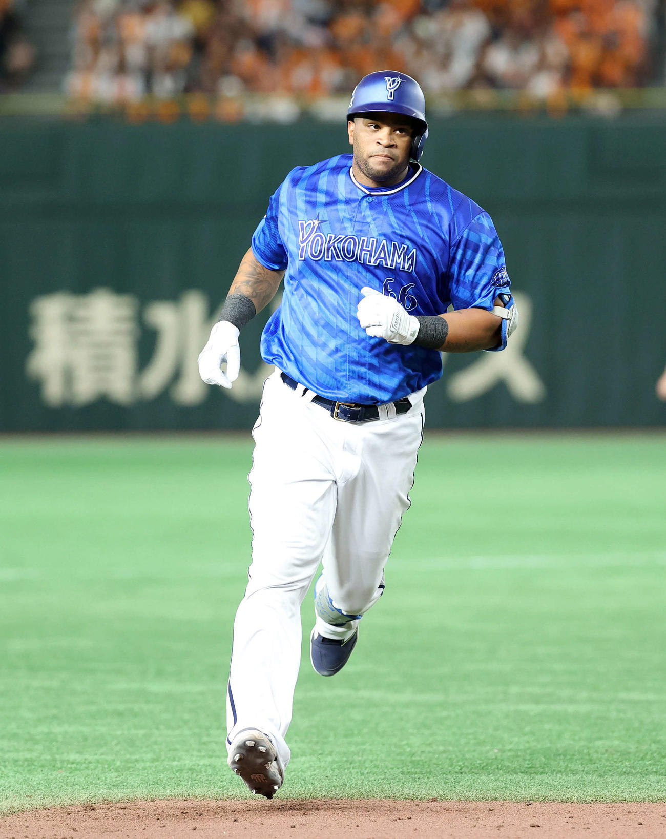 巨人対DeNA 9回表DeNA1死、ビシエドは左越えソロ本塁打を放つ（撮影・鈴木正人）