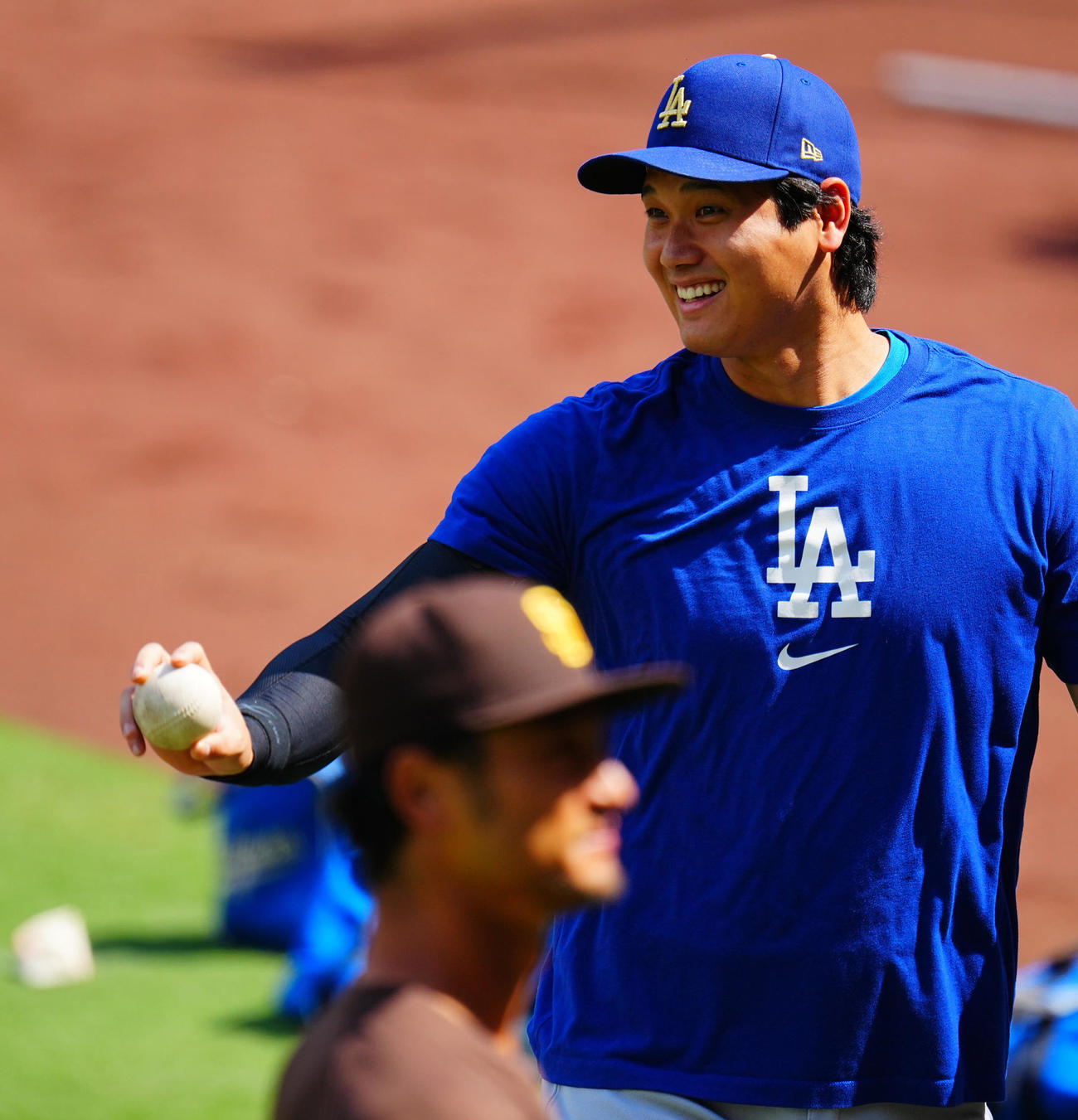 パドレス対ドジャース　試合前、パドレスのダルビッシュ（手前）らと笑顔を見せるドジャースの大谷（撮影・垰建太）