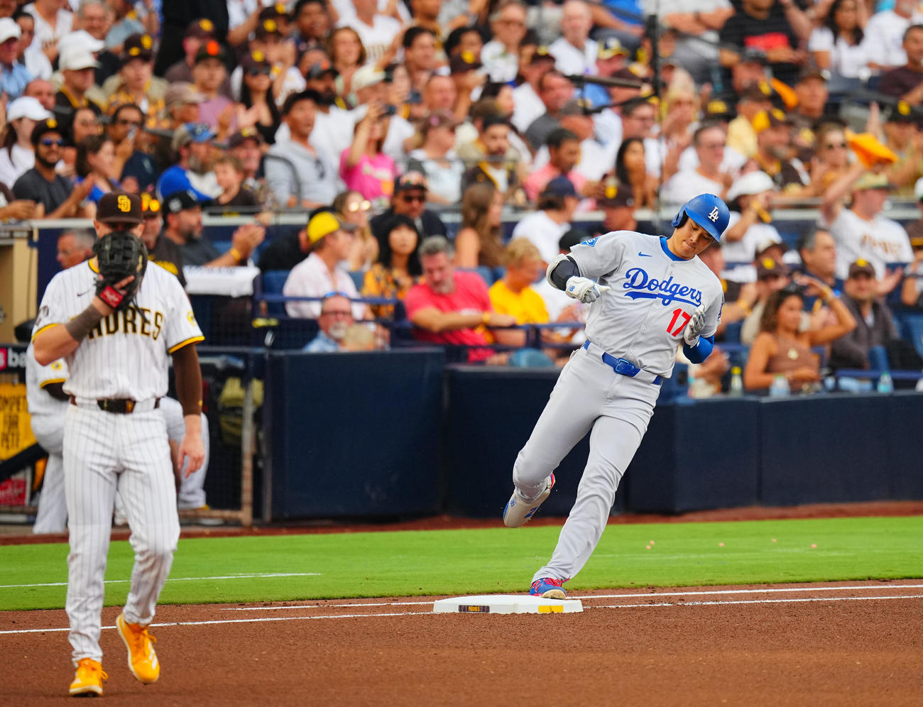 パドレス対ドジャース　4回表ドジャース無死、右飛に倒れる大谷（撮影・垰建太）