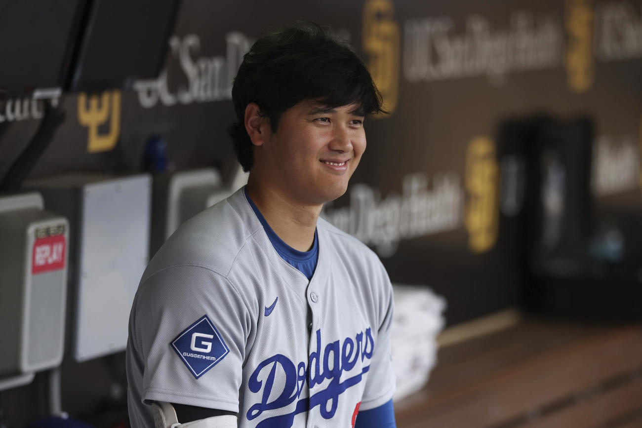 パドレス戦の試合中、ベンチで笑顔を見せたドジャース大谷翔平（AP)