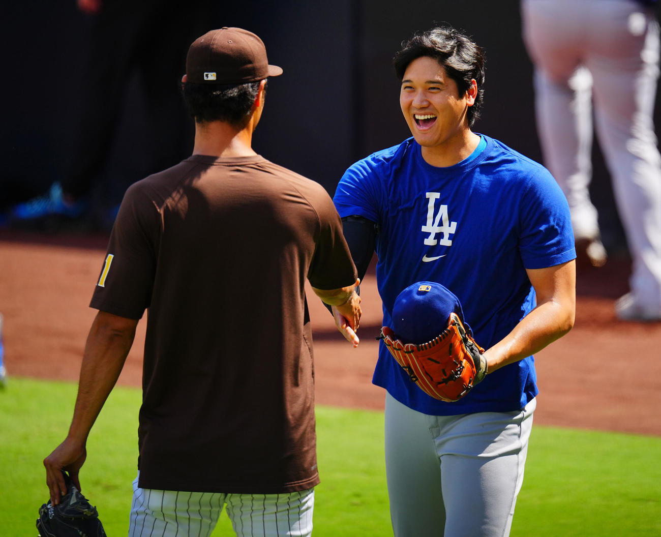 パドレス対ドジャース　試合前、パドレスのダルビッシュ有（左）に笑顔であいさつするドジャースの大谷（撮影・垰建太）
