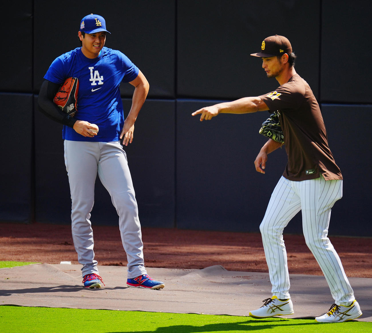 パドレス対ドジャース　試合前談笑するドジャース大谷（左）とパドレスのダルビッシュ（撮影・垰建太）