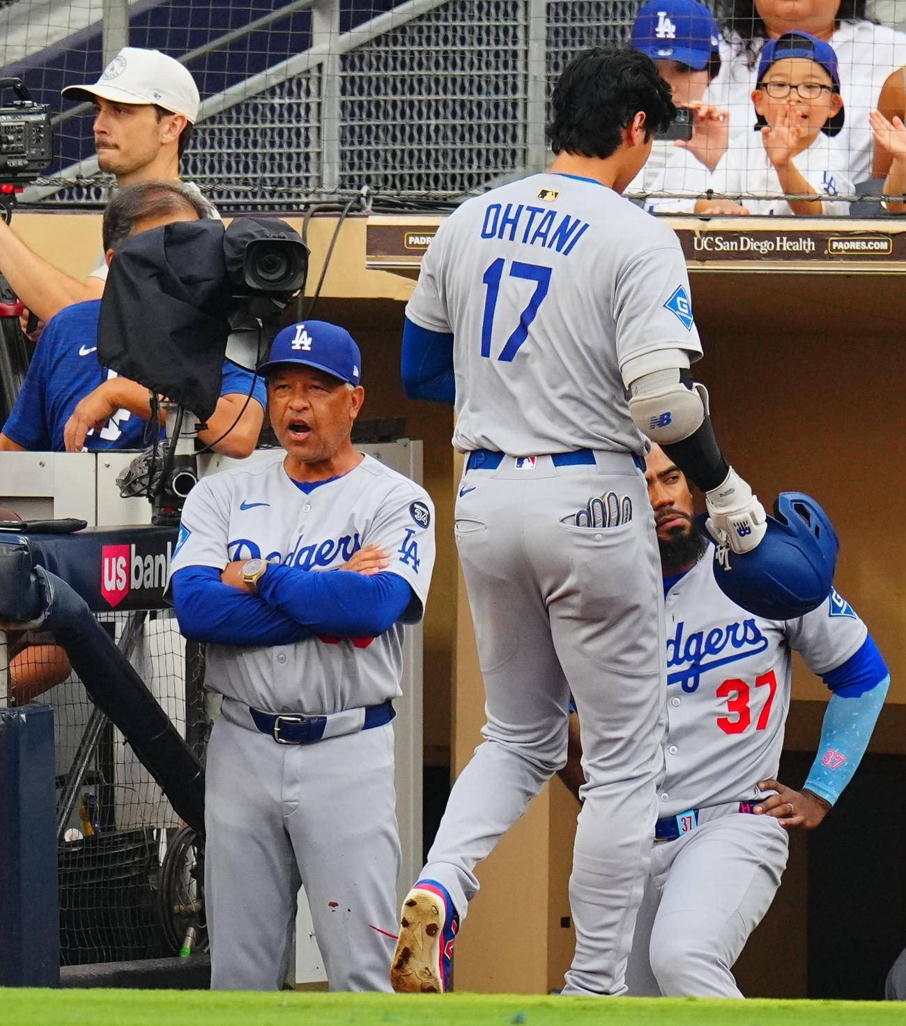 パドレス対ドジャース　4回表ドジャース無死、大谷（右）が右飛に倒れ声をあげるロバーツ監督（撮影・垰建太）
