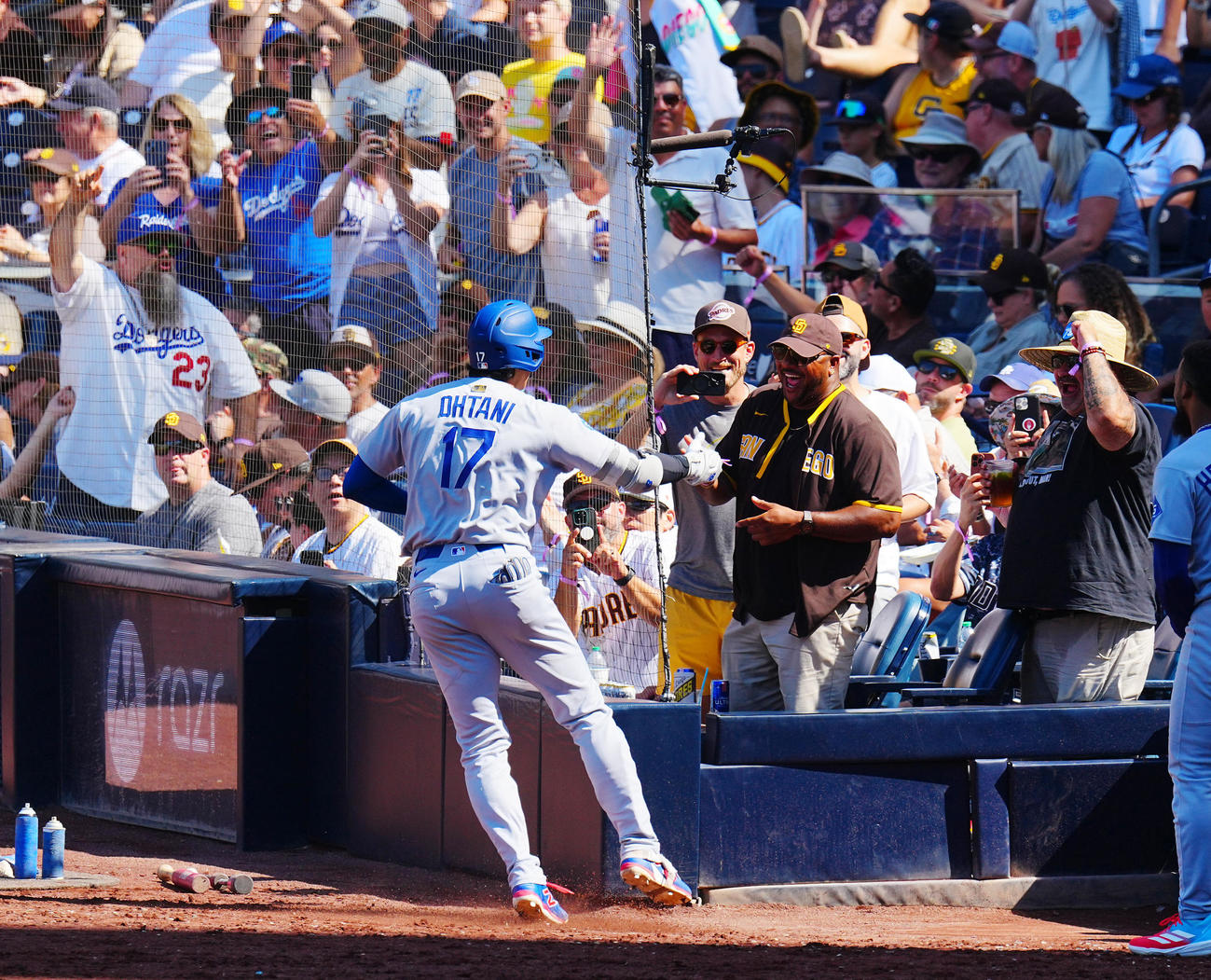 パドレス対ドジャース　9回表ドジャース1死、ソロ本塁打を放った大谷（左）はベンチ前でパドレスファンとタッチを交わす（撮影・垰建太）