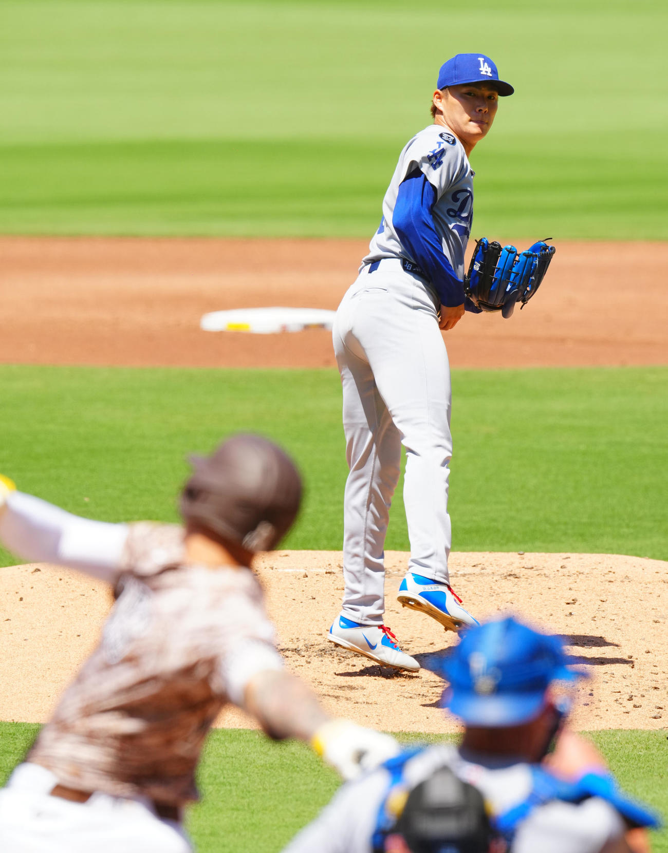 パドレス対ドジャース　1回裏パドレス2死、マチャドを空振り三振に仕留める山本（撮影・垰建太）