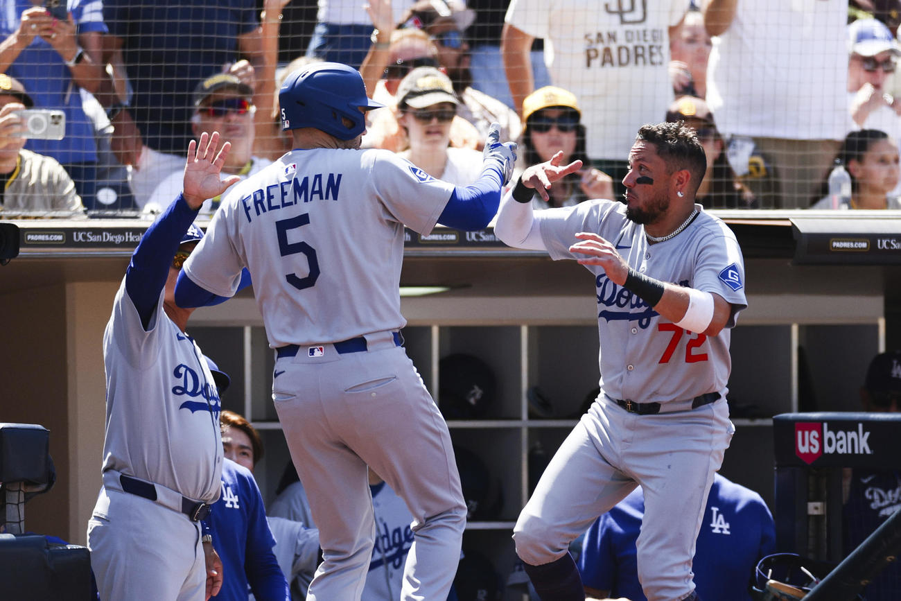 7回、同点のソロホームランを放ったドジャースのフリーマンを出迎える（AP）