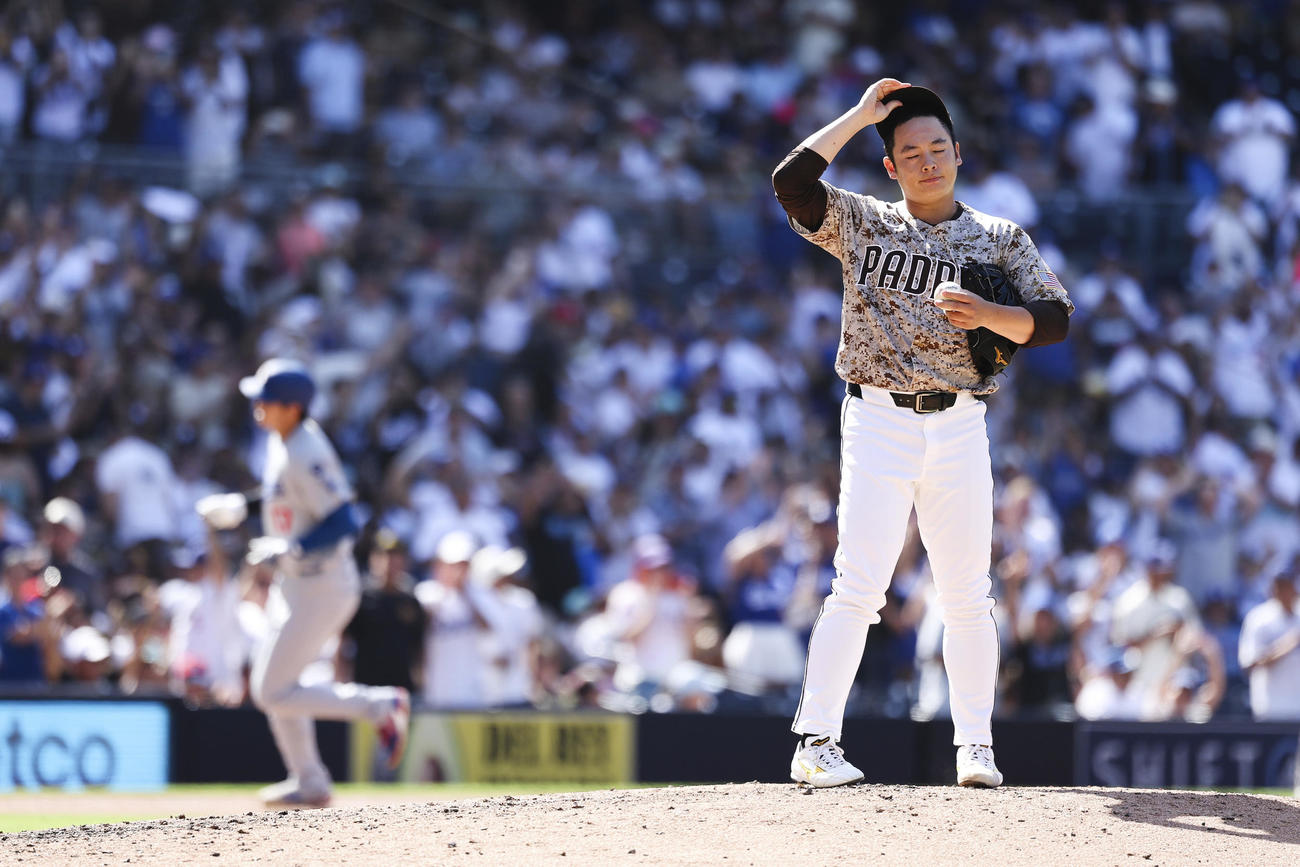 ドジャース大谷翔平（左）にソロ本塁打を浴びたパドレス松井裕樹（AP)
