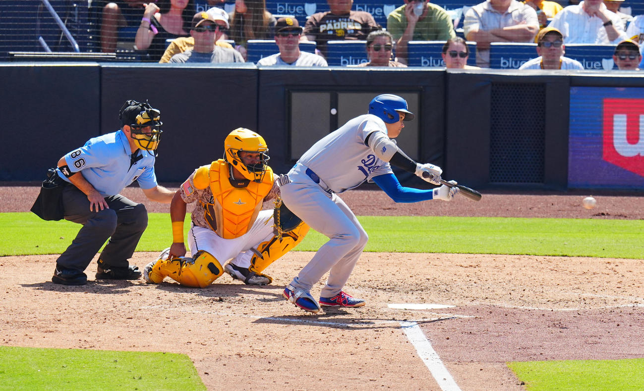 パドレス対ドジャース　7回表ドジャース1死、バントのしぐさを見せる大谷（撮影・垰建太）