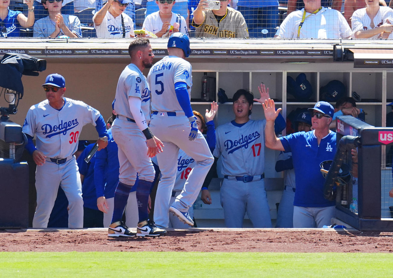 パドレス対ドジャース　6回表ドジャース1死、ソロ本塁打を放ったフリーマン（5番）を出迎える大谷（撮影・垰建太）