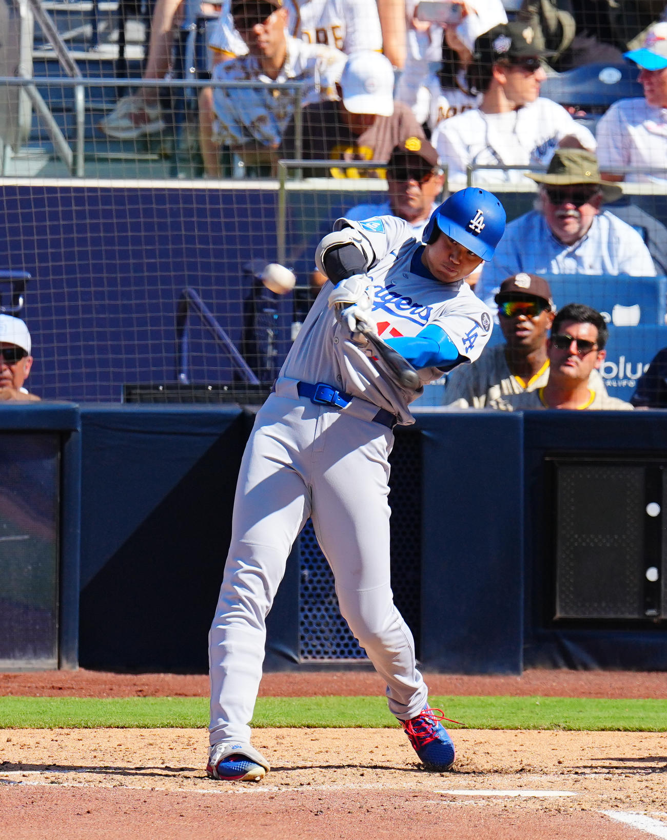 パドレス対ドジャース　9回表ドジャース1死、ソロ本塁打を放つ大谷（撮影・垰建太）