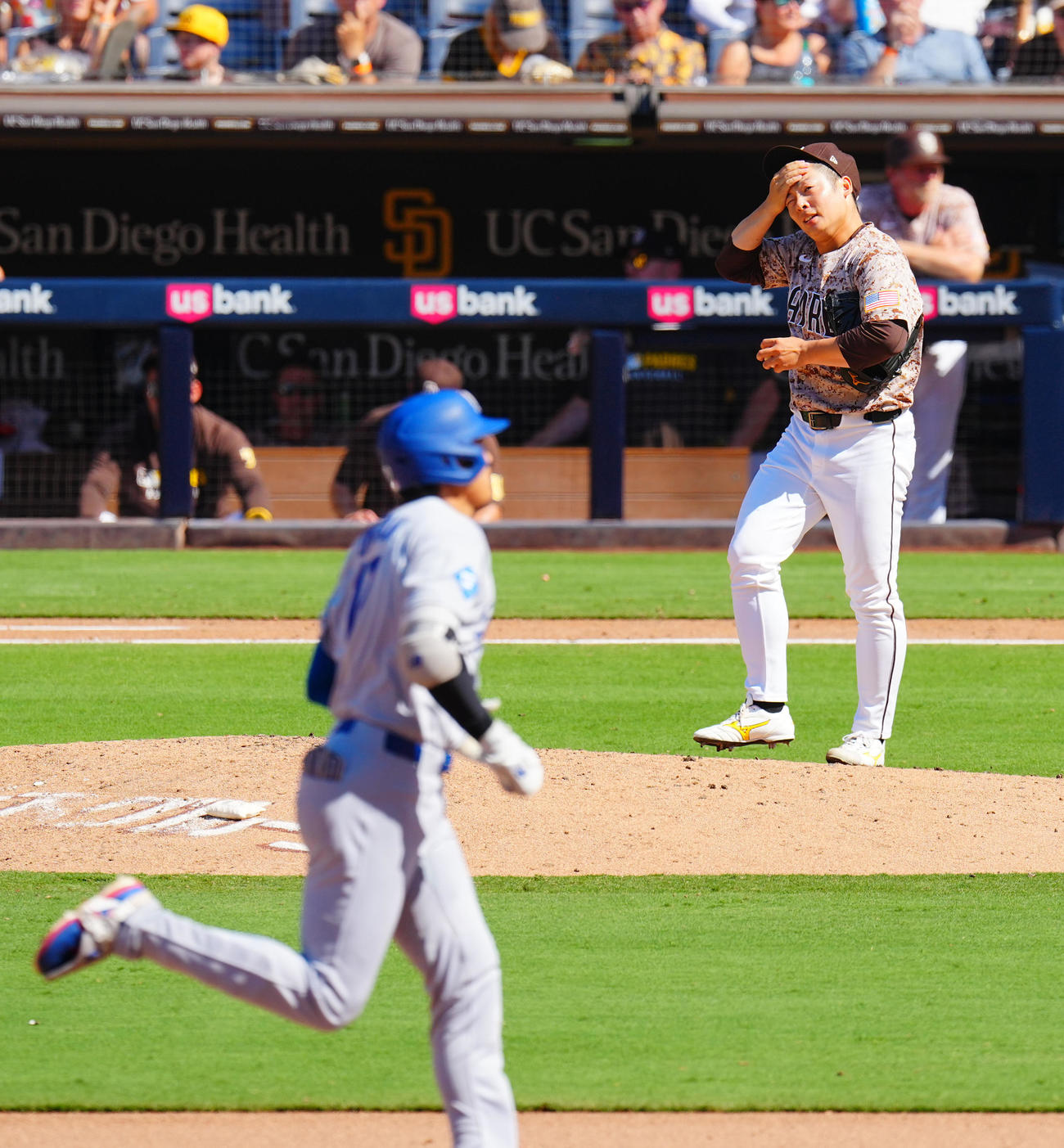 パドレス対ドジャース　9回表ドジャース無死、大谷（手前）にソロ本塁打を浴び悔しげな表情の松井（撮影・垰建太）