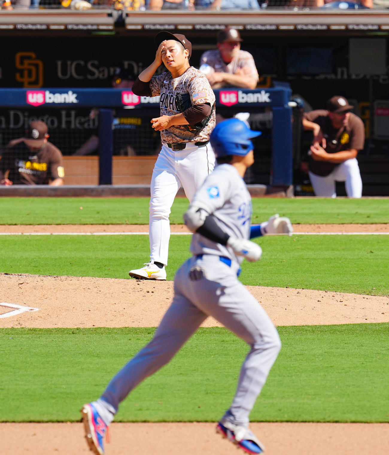 パドレス対ドジャース　9回表ドジャース無死、大谷（手前）にソロ本塁打を浴び悔しげな表情の松井（撮影・垰建太）