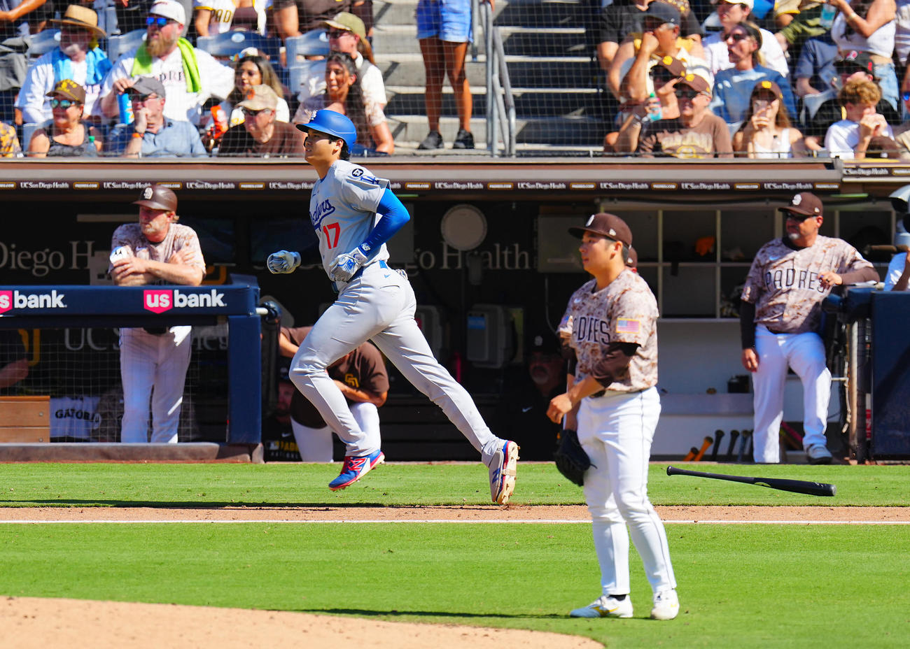 パドレス対ドジャース　9回表ドジャース1死、松井（手前）からソロ本塁打を放つ大谷（撮影・垰建太）