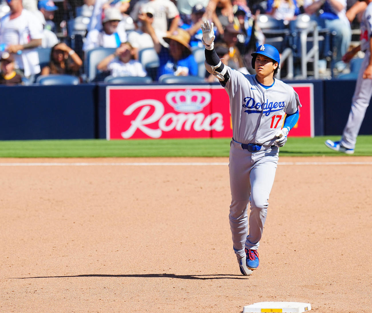 パドレス対ドジャース　9回表ドジャース1死、ソロ本塁打を放ちポーズを決める大谷（撮影・垰建太）