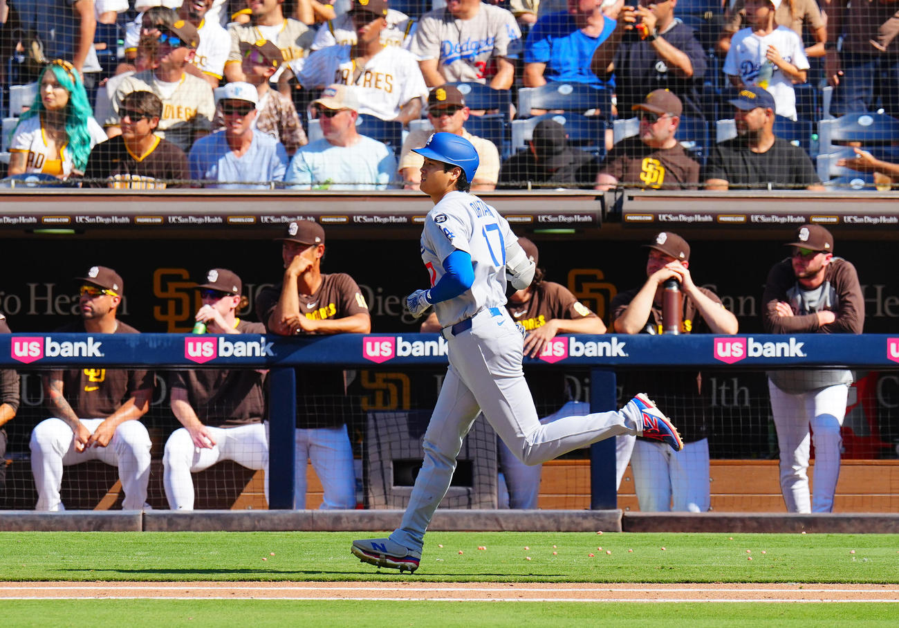 パドレス対ドジャース　9回表ドジャース1死、ソロ本塁打を放つ大谷。後方左から3人目はパドレスのダルビッシュ（撮影・垰建太）