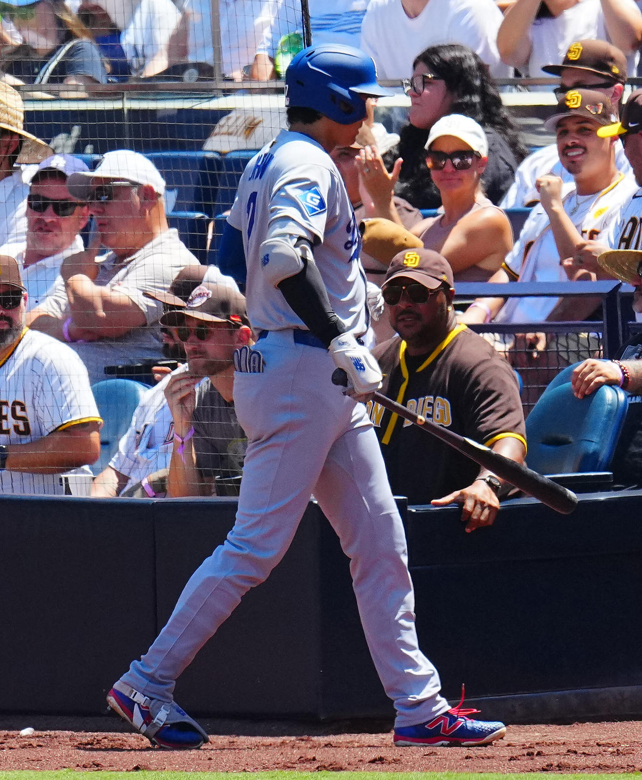 パドレス対ドジャース　3回表ドジャース無死、空振り三振に倒れ引き揚げる大谷と見つめるパドレスファン（撮影・垰建太）