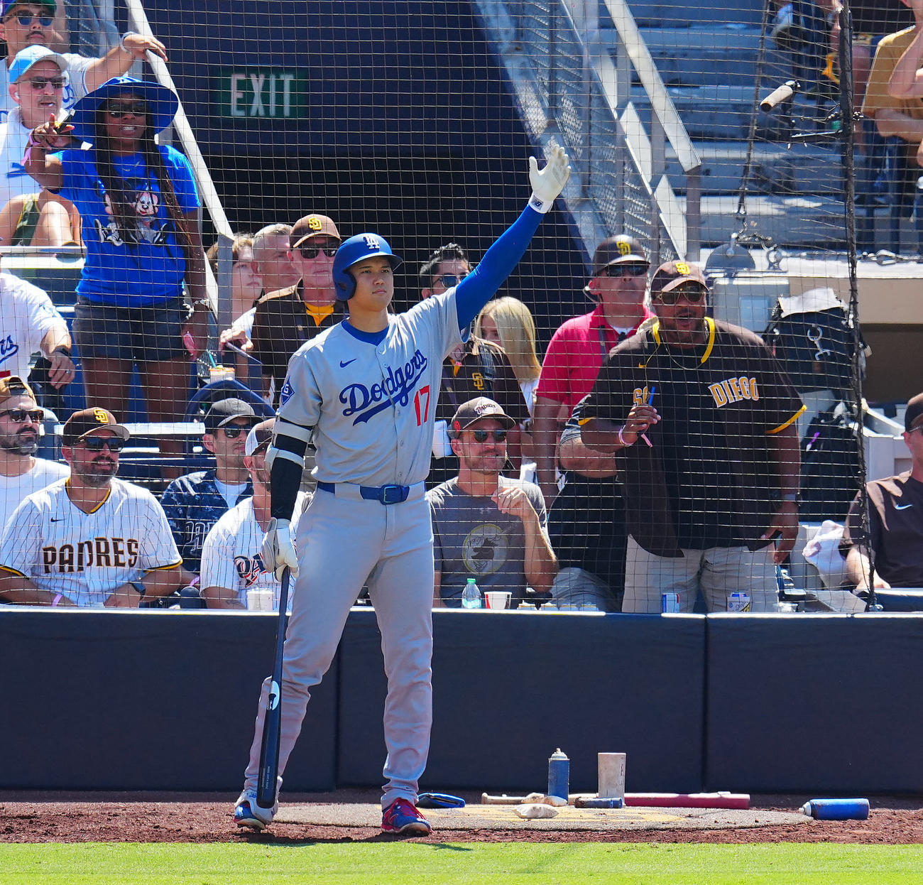 パドレス対ドジャース　7回表ドジャース1死一、二塁、ラッシングの3点本塁打を喜ぶ大谷。右はぼうぜんとするパドレスファン（撮影・垰建太）