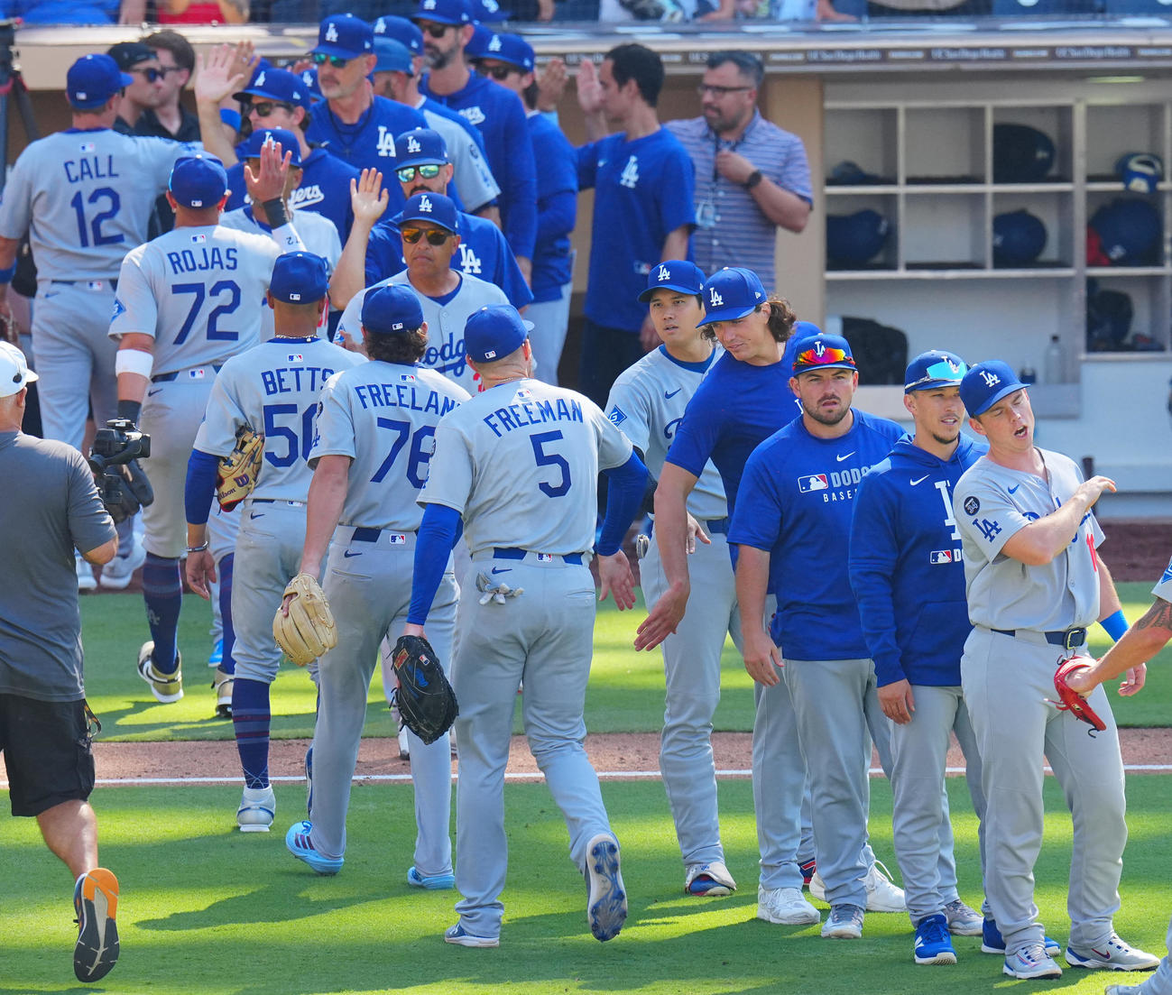 パドレス対ドジャース　パドレスに勝利しタッチを交わす大谷（中央）らドジャースナイン（撮影・垰建太）