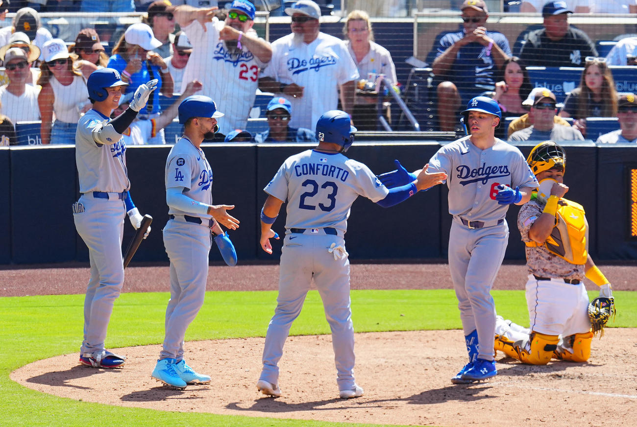 パドレス対ドジャース　7回表ドジャース1死一、二塁、ラッシング（右）の3点本塁打を喜ぶ大谷（左端）（撮影・垰建太）