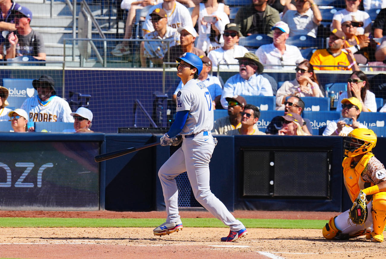 パドレス対ドジャース　9回表ドジャース1死、ソロ本塁打を放つ大谷（撮影・垰建太）