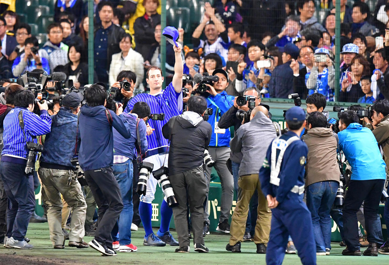 セリーグCS1阪神対DeNA 7回1失点で勝利投手となり左翼スタンドのファンの歓声に応えるウィーランド（2017年10月撮影）