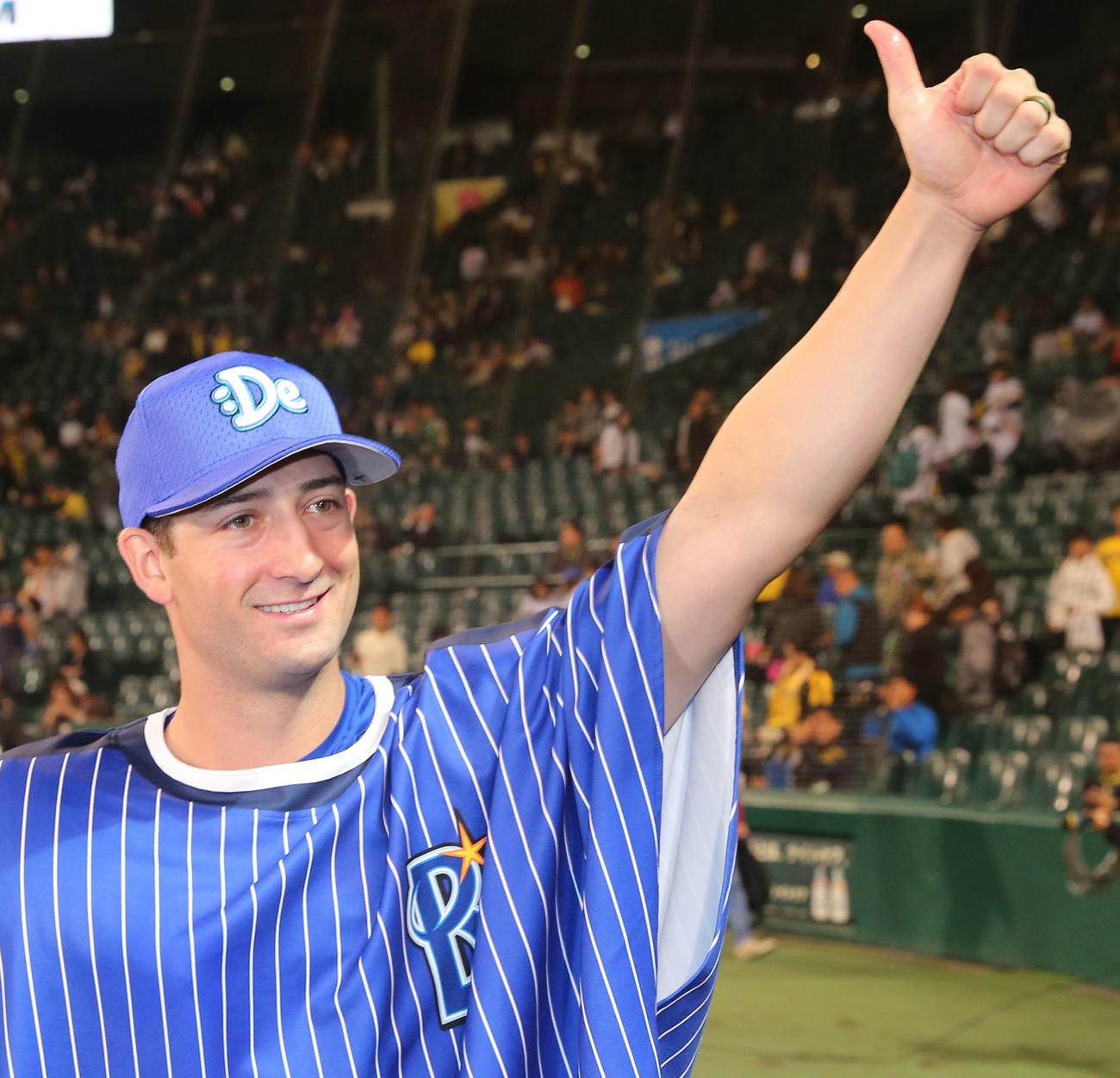 阪神対DeNA 7回1失点で勝利投手となったウィーランドは、笑顔でスタンドにサムアップポーズ（2017年10月撮影）