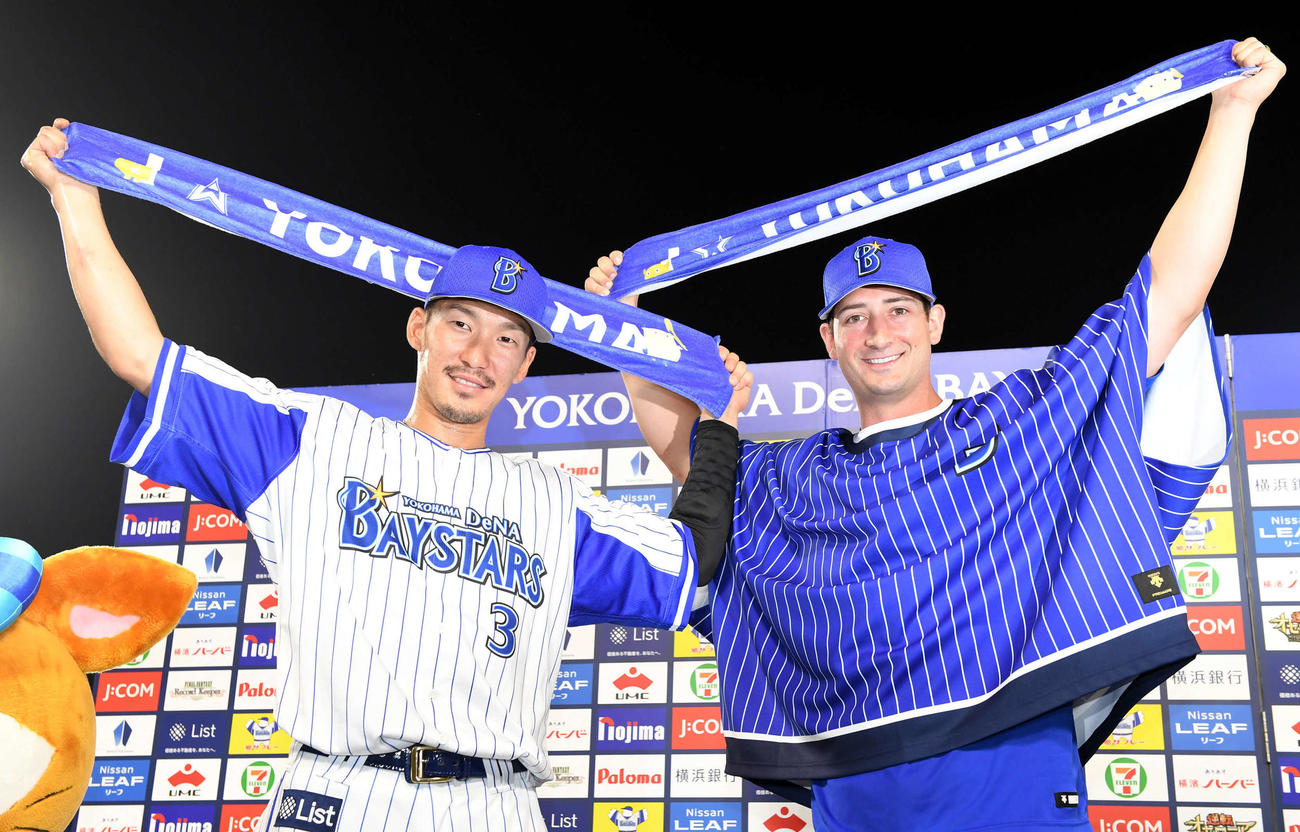DeNA対ヤクルト　DeNA梶谷（左）はウィーランドとお立ち台で笑顔を見せる（2017年7月撮影）