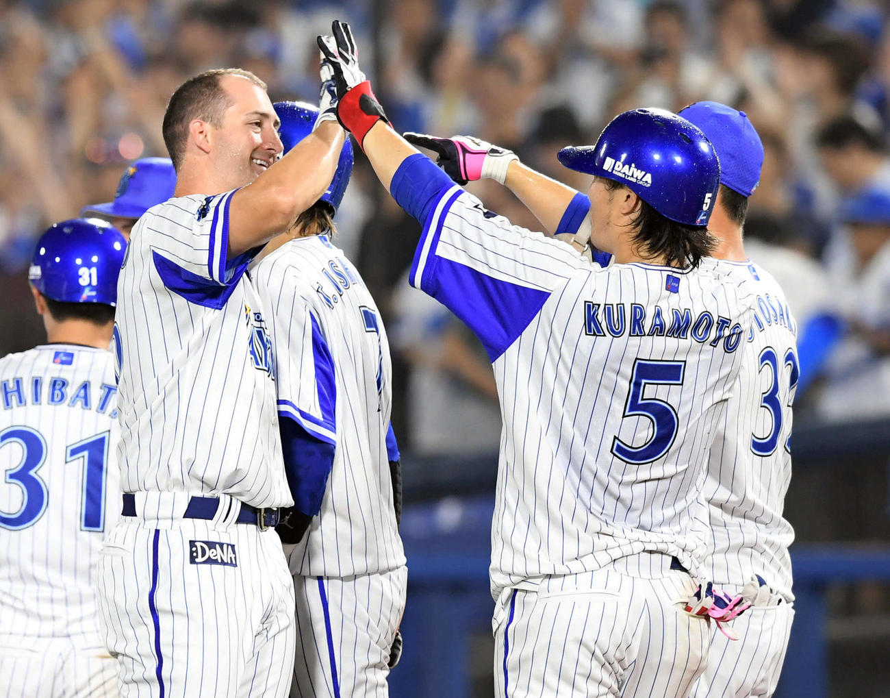 DeNA対広島　サヨナラ打を放った倉本（右）と笑顔でハイタッチするウィーランド（2018年8月撮影）
