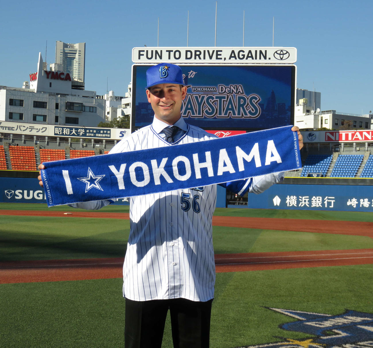 横浜スタジアムでユニホーム姿でポーズをとるDeNAウィーランド（2017年1月撮影）