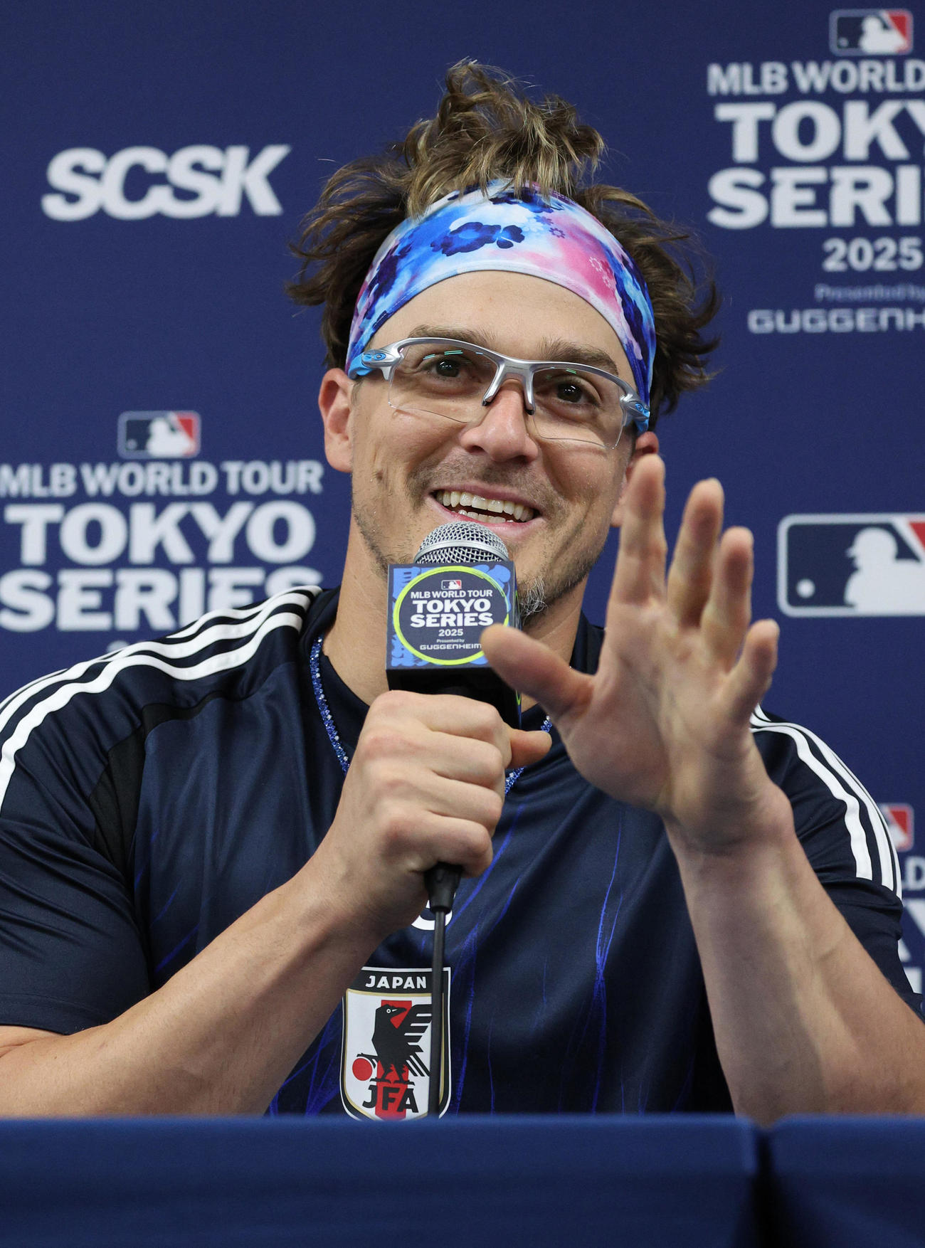 東京シリーズ、試合前の記者会見に臨むドジャースのキケ・ヘルナンデス（2025年3月18日撮影）