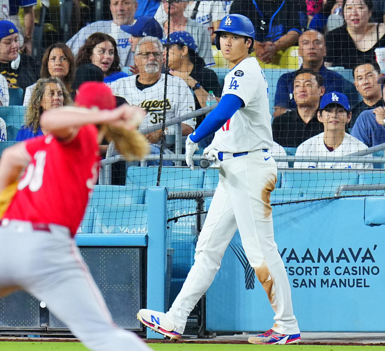 ドジャース対レッズ　6回裏ドジャース2死二、三塁、打席に備える大谷（中央）。右はBTSのV（撮影・垰建太）