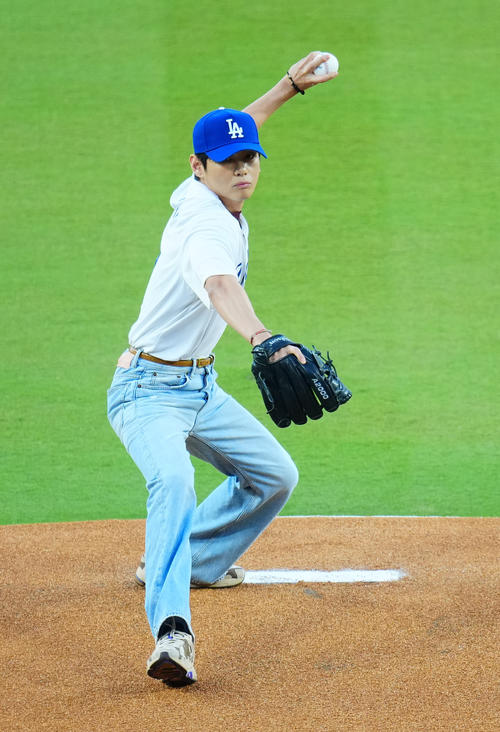 ドジャース対レッズ　始球式を務めるBTSのV（撮影・垰建太）