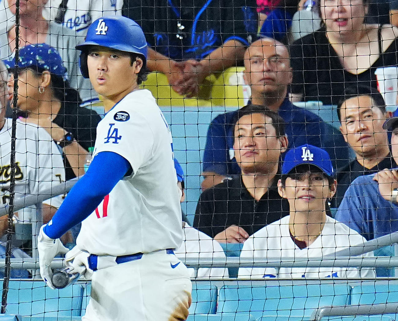 ドジャース対レッズ　打席に備えるドジャース大谷と観戦するBTSのV（右）（撮影・垰建太）