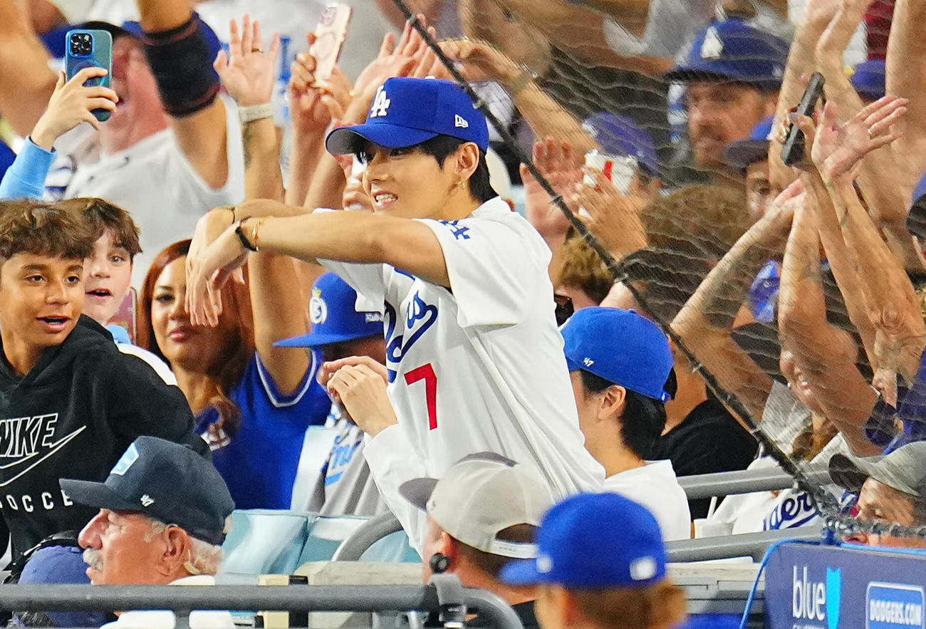 ドジャース対レッズ　観戦するBTSのV（撮影・垰建太）