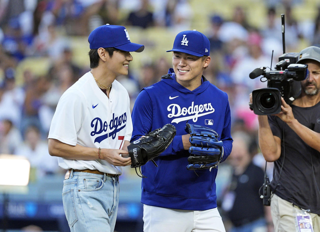 ドジャース山本由伸（右）と談笑する、始球式を務めたBTSのVさん＝ロサンゼルス（共同）