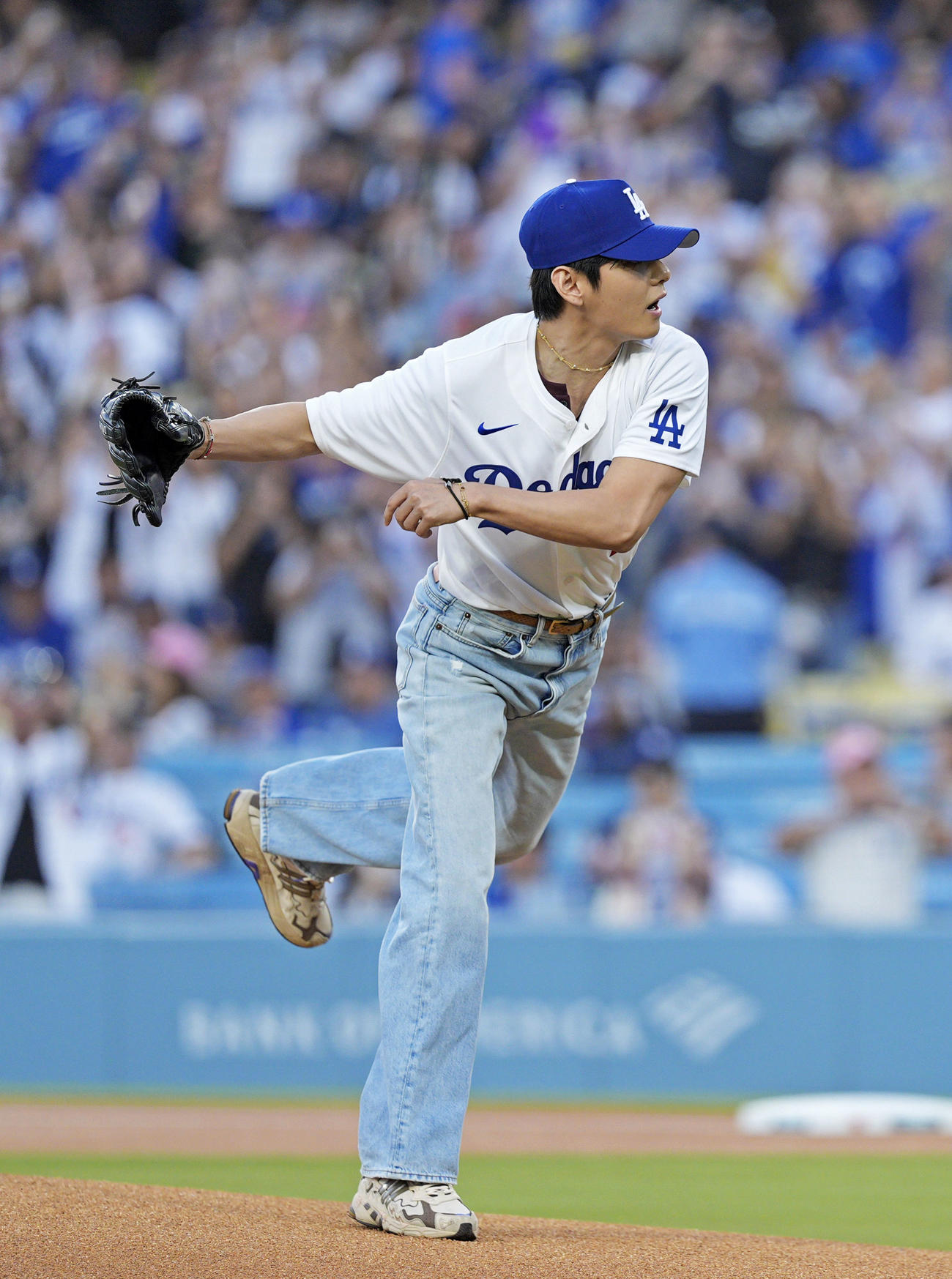 ドジャース―レッズ戦の始球式を務めるBTSのVさん＝ロサンゼルス（共同）