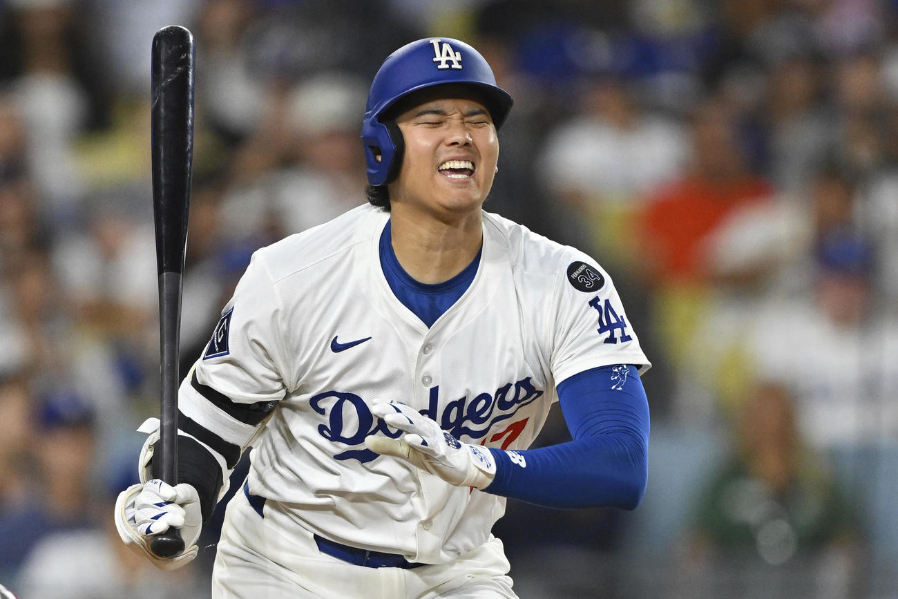 ドジャース大谷翔平はレッズ戦第３打席、自打球に顔をゆがめる（AP)
