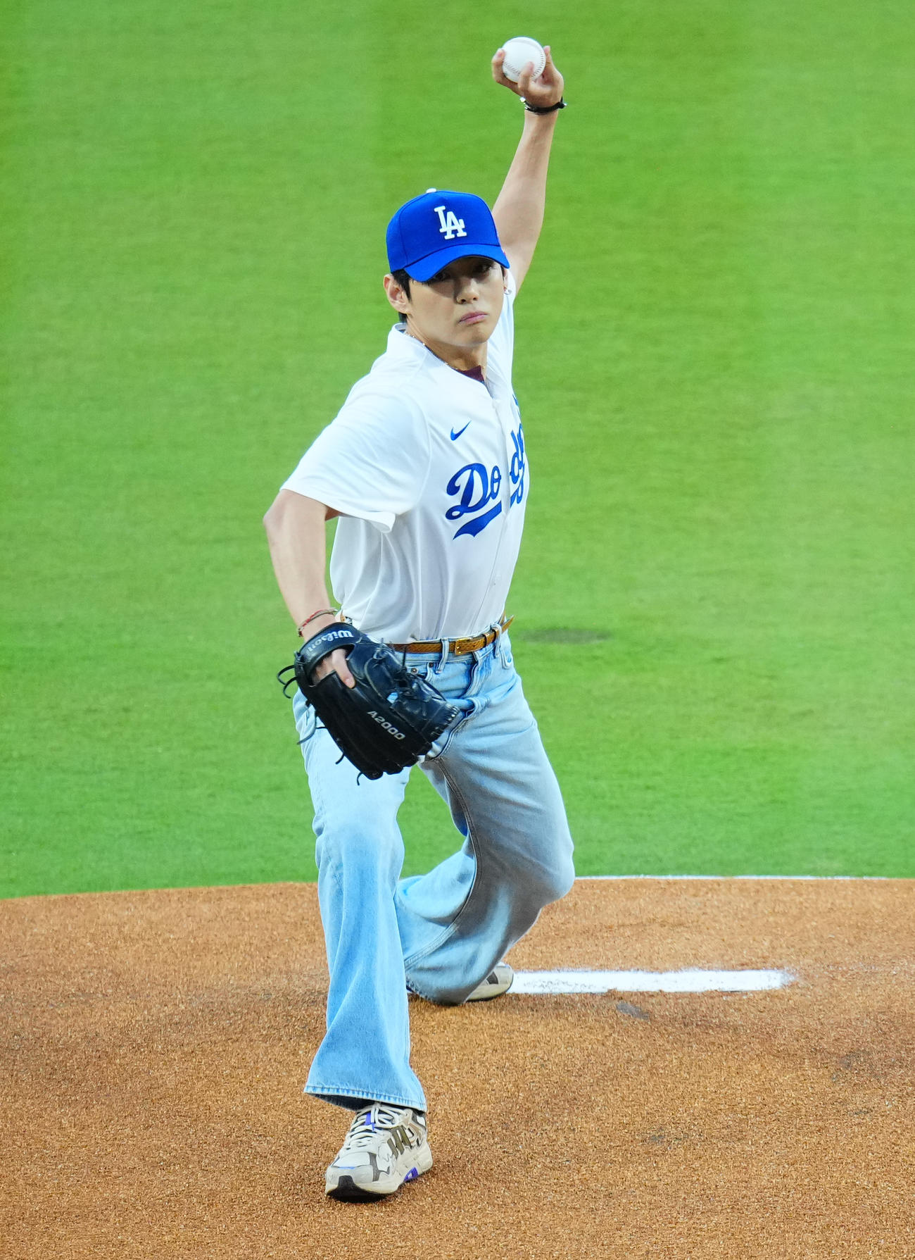 ドジャース対レッズ　始球式を務めるBTSのV（撮影・垰建太）