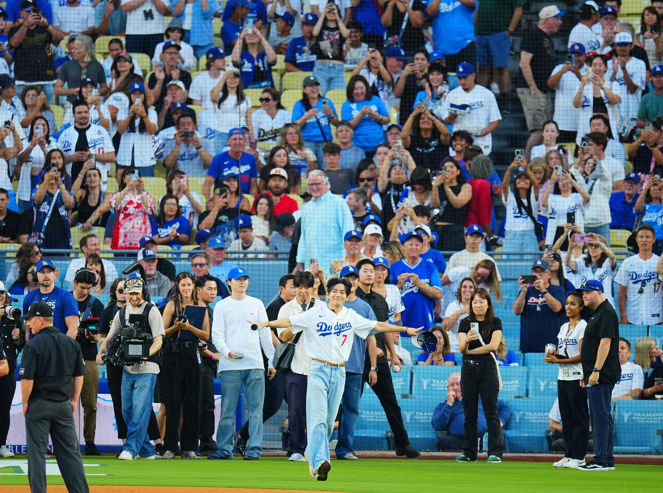 ドジャース対レッズ　試合前、スタジアムを盛り上げるBTSのV（手前）（撮影・垰建太）