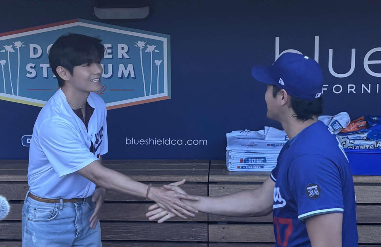 BTSのVと握手を交わす大谷翔平